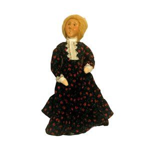 Byers Choice Lmtd Caroler Country Blond Woman with Bun Floral Dress Blue Red Chr